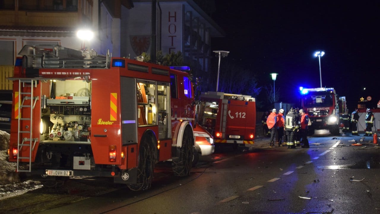 Einsatzkräfte der Freiwilligen Feuerwehr sichern die Unfallstelle in Luttach. Einsatzkräfte der Freiwilligen Feuerwehr sichern die Unfallstelle in Luttach.
