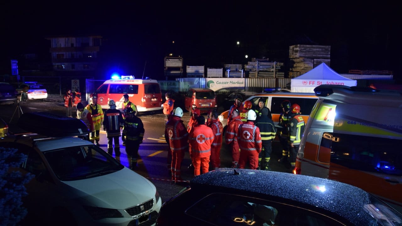 Sechs Menschen wurden bei dem Unfall tödlich verletzt. Sechs Menschen wurden bei dem Unfall tödlich verletzt.