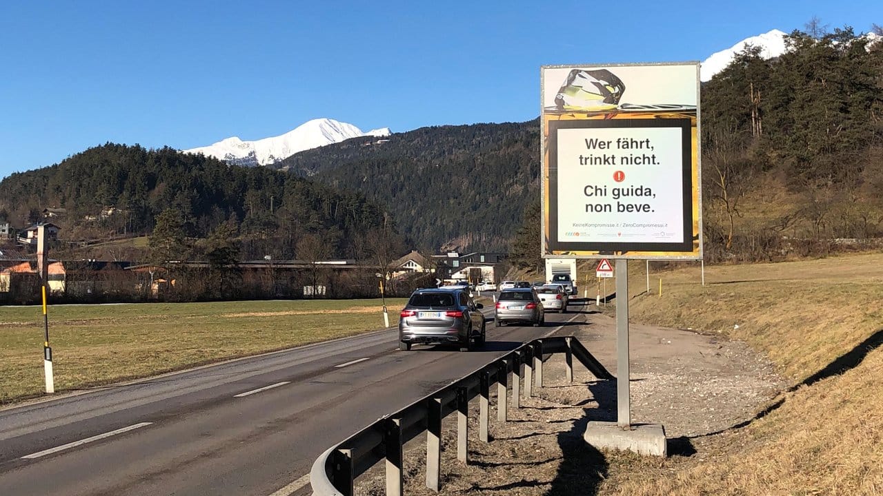 Ein Schild am Rand der Landstraße zwischen Kiens und Bruneck mahnt Autofahrer, keinen Alkohol zu trinken. Ein Schild am Rand der Landstraße zwischen Kiens und Bruneck mahnt Autofahrer, keinen Alkohol zu trinken.