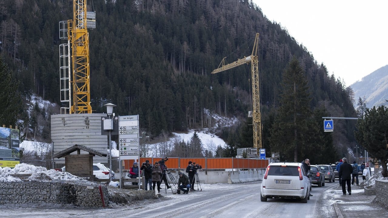 Medienvertreter versammeln sich an dem Ort, an dem der betrunkene Fahrer in die Fußgängergruppe raste. Medienvertreter versammeln sich an dem Ort, an dem der betrunkene Fahrer in die Fußgängergruppe raste.