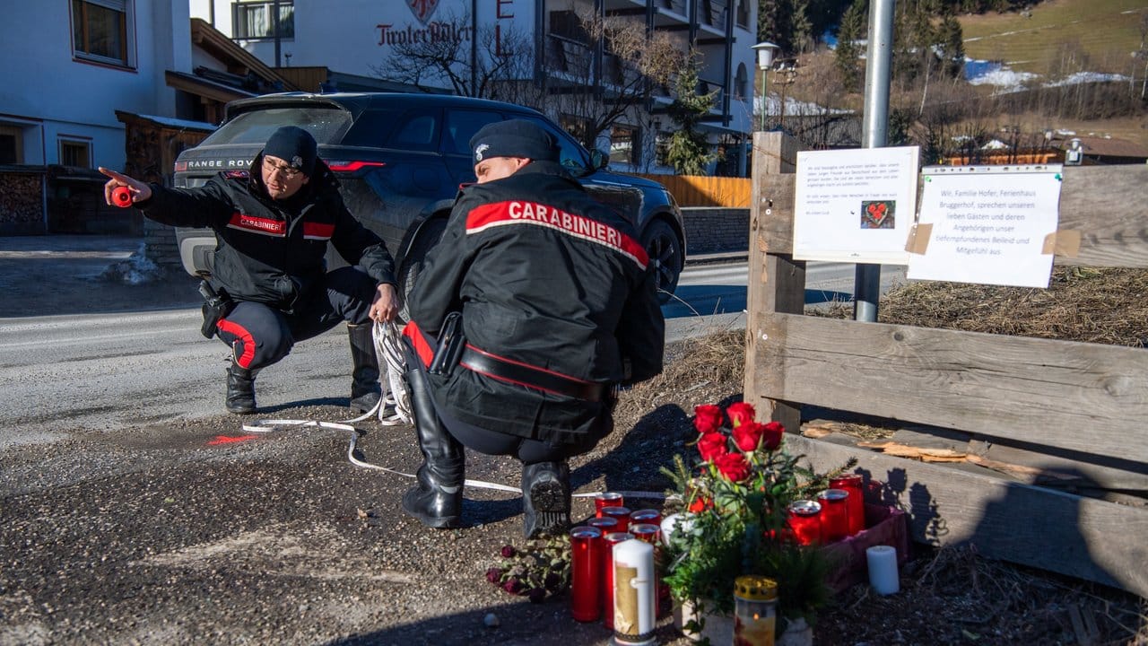 Einsatzkräfte der Carabinieri rekonstruieren am Unfallort den Hergang des Verkehrsunfalls. Einsatzkräfte der Carabinieri rekonstruieren am Unfallort den Hergang des Verkehrsunfalls.