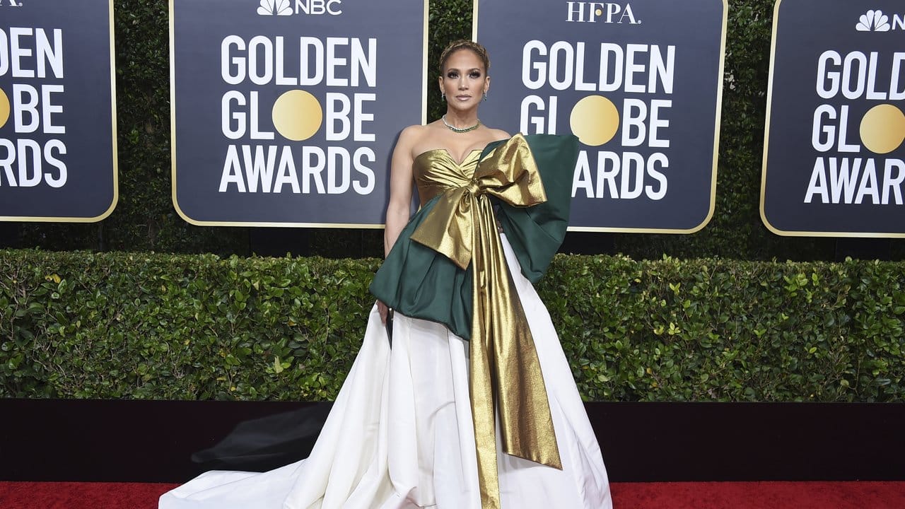 Mit gold-grüner Schleife auf dem roten Teppich: Jennifer Lopez. Mit gold-grüner Schleife auf dem roten Teppich: Jennifer Lopez.
