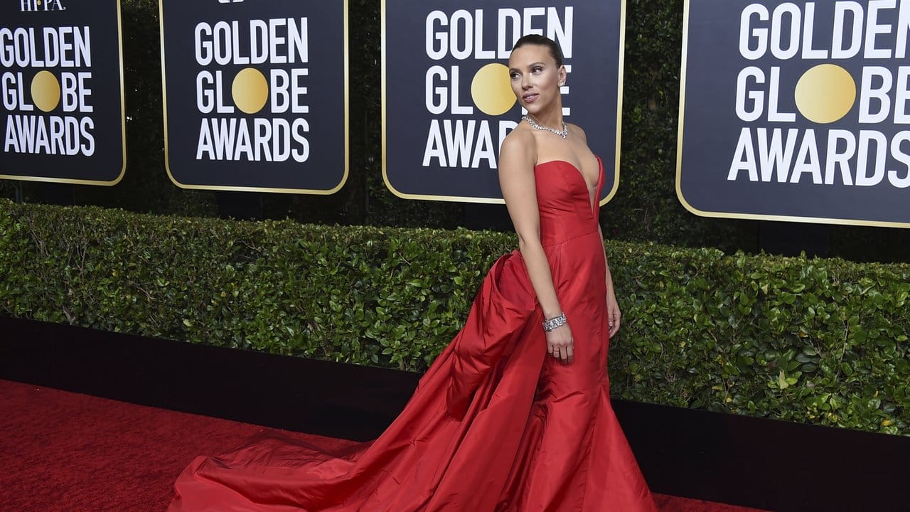 Scarlett Johansson ("Marriage Story") trägt ein Outfit von Vera Wang. Scarlett Johansson ("Marriage Story") trägt ein Outfit von Vera Wang.
