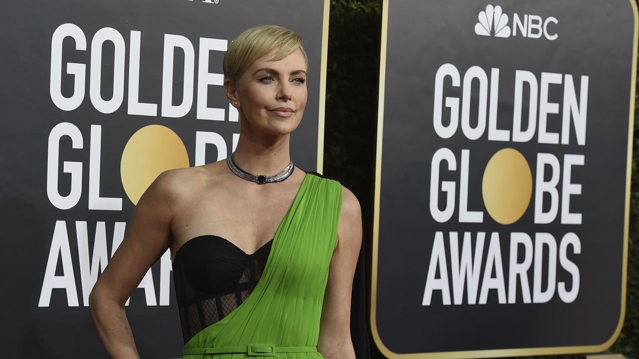Charlize Theron hat sich für ein Outfit von Dior entschieden. Charlize Theron hat sich für ein Outfit von Dior entschieden.