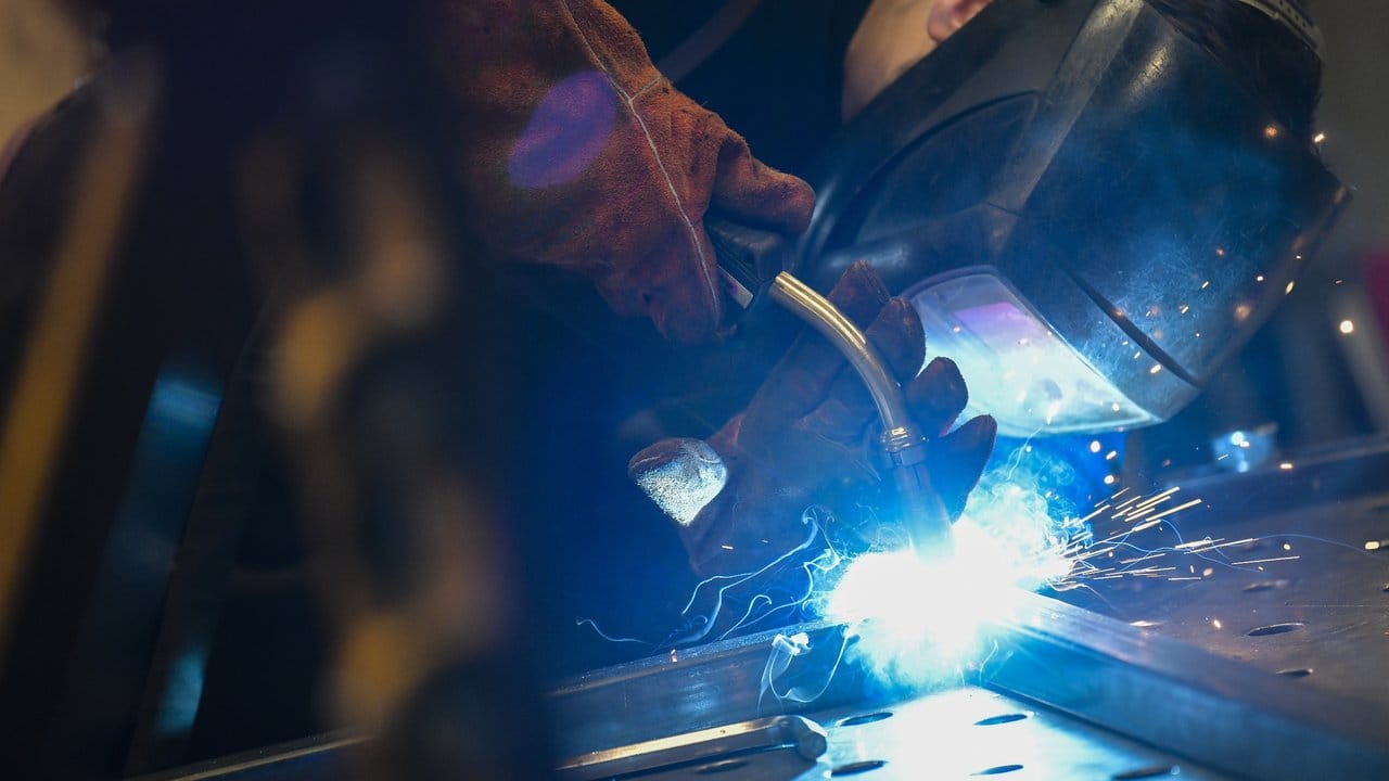 Die Ausbildung zum Schmied und Schlosser gibt es nicht mehr, stattdessen kann man heute den Beruf des Metallbauers erlernen.