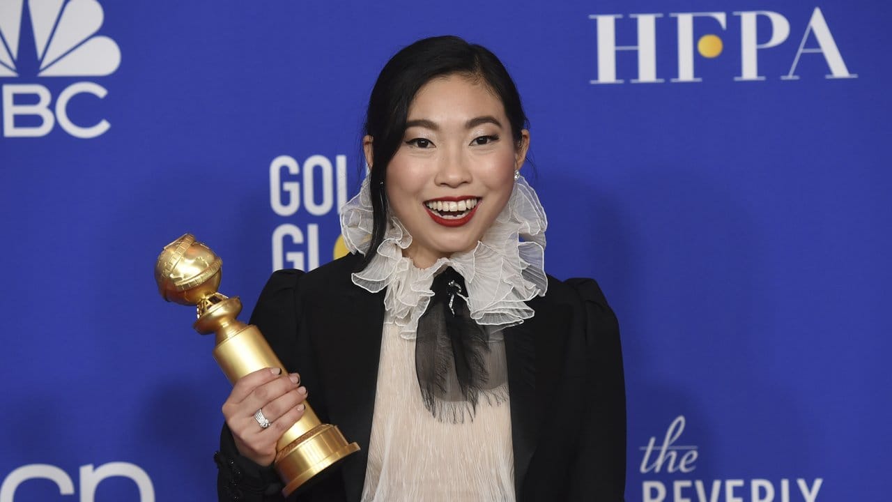 Die US-Komikerin und Musikerin Awkwafina hat mit ihrer ersten Golden-Globe-Nominierung für die Tragikomödie "The Farewell" auf Anhieb die Trophäe gewonnen. Die US-Komikerin und Musikerin Awkwafina hat mit ihrer ersten Golden-Globe-Nominierung für die Tragikomödie "The Farewell" auf Anhieb die Trophäe gewonnen.
