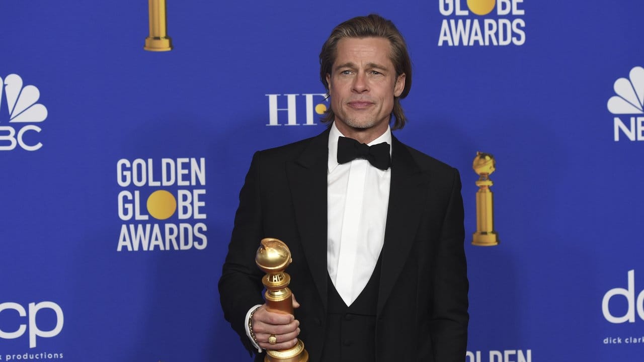 Ein Mann, eine Trophäe: Brad Pitt. Ein Mann, eine Trophäe: Brad Pitt.