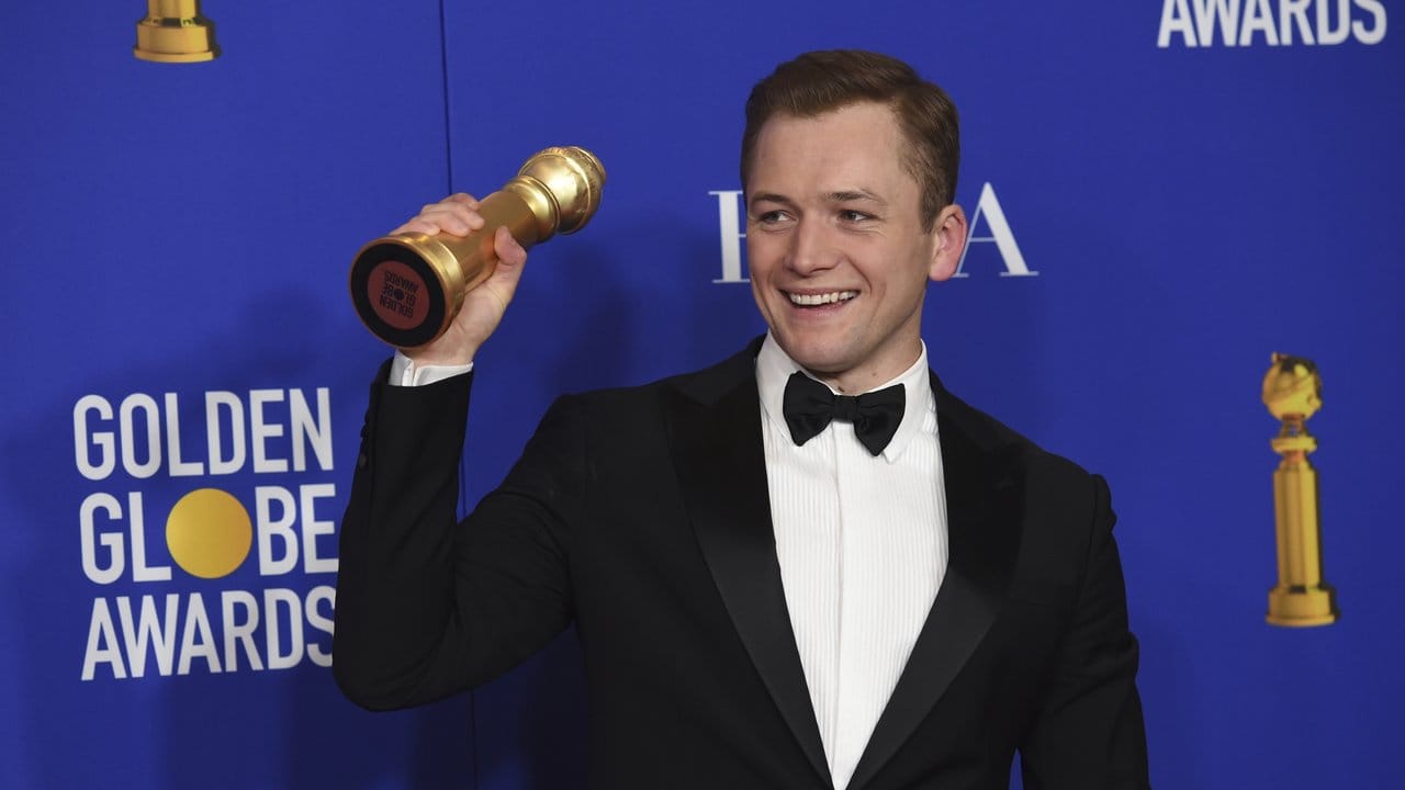 Taron Egerton eilt als Elton John von Triumph zu Triumph. Taron Egerton eilt als Elton John von Triumph zu Triumph.