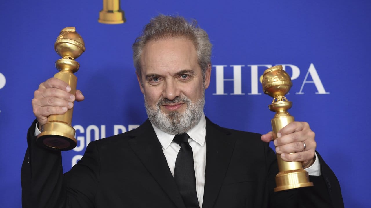 Sam Mendes freut sich über zwei Golden Globes. Sam Mendes freut sich über zwei Golden Globes.