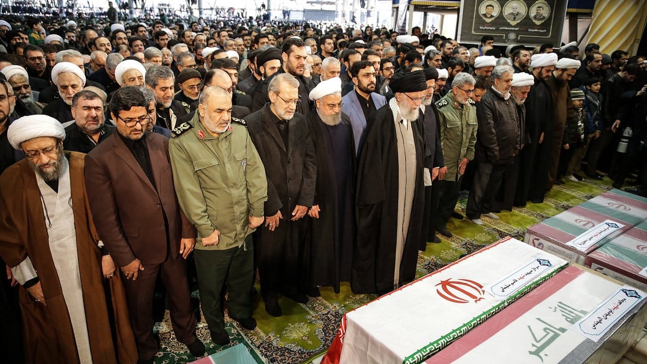 Ajatollah Ali Khamenei (M) leitet in der Universität Teheran ein öffentliches Leichengebet. Ajatollah Ali Khamenei (M) leitet in der Universität Teheran ein öffentliches Leichengebet.