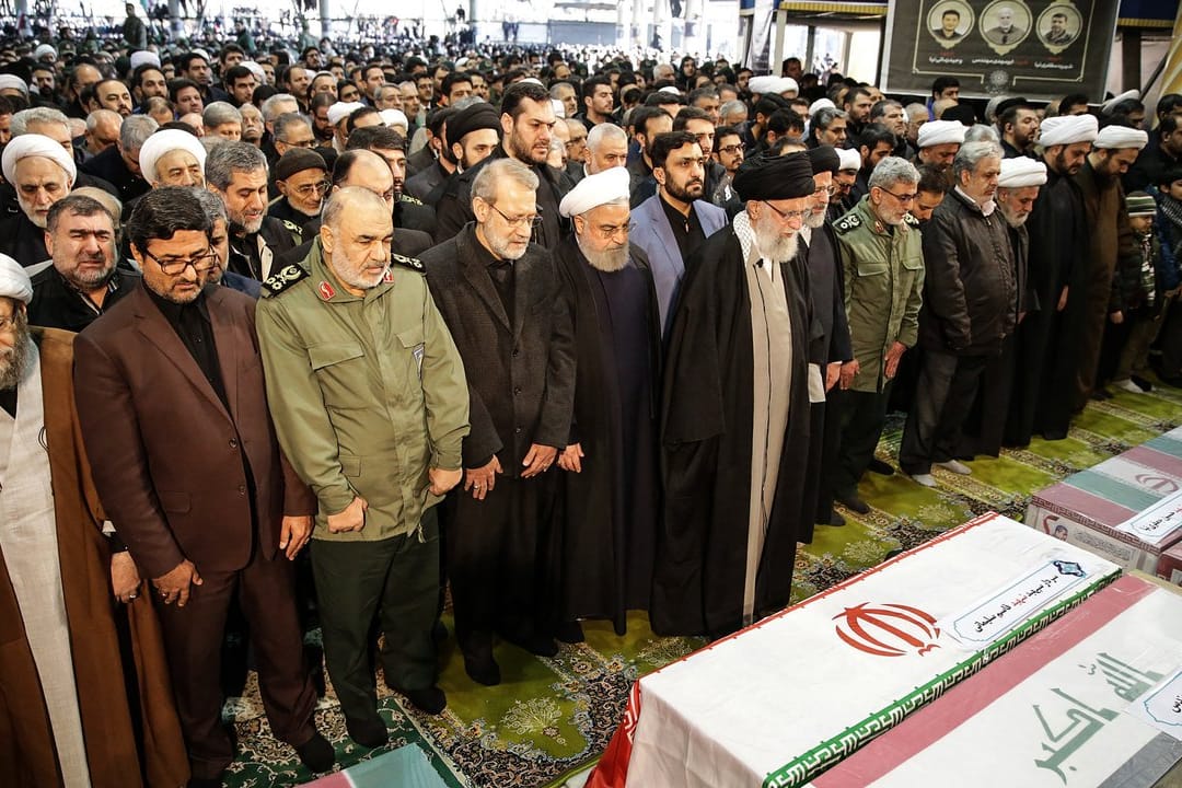 Ajatollah Ali Khamenei (M) leitet in der Universität Teheran ein öffentliches Leichengebet.