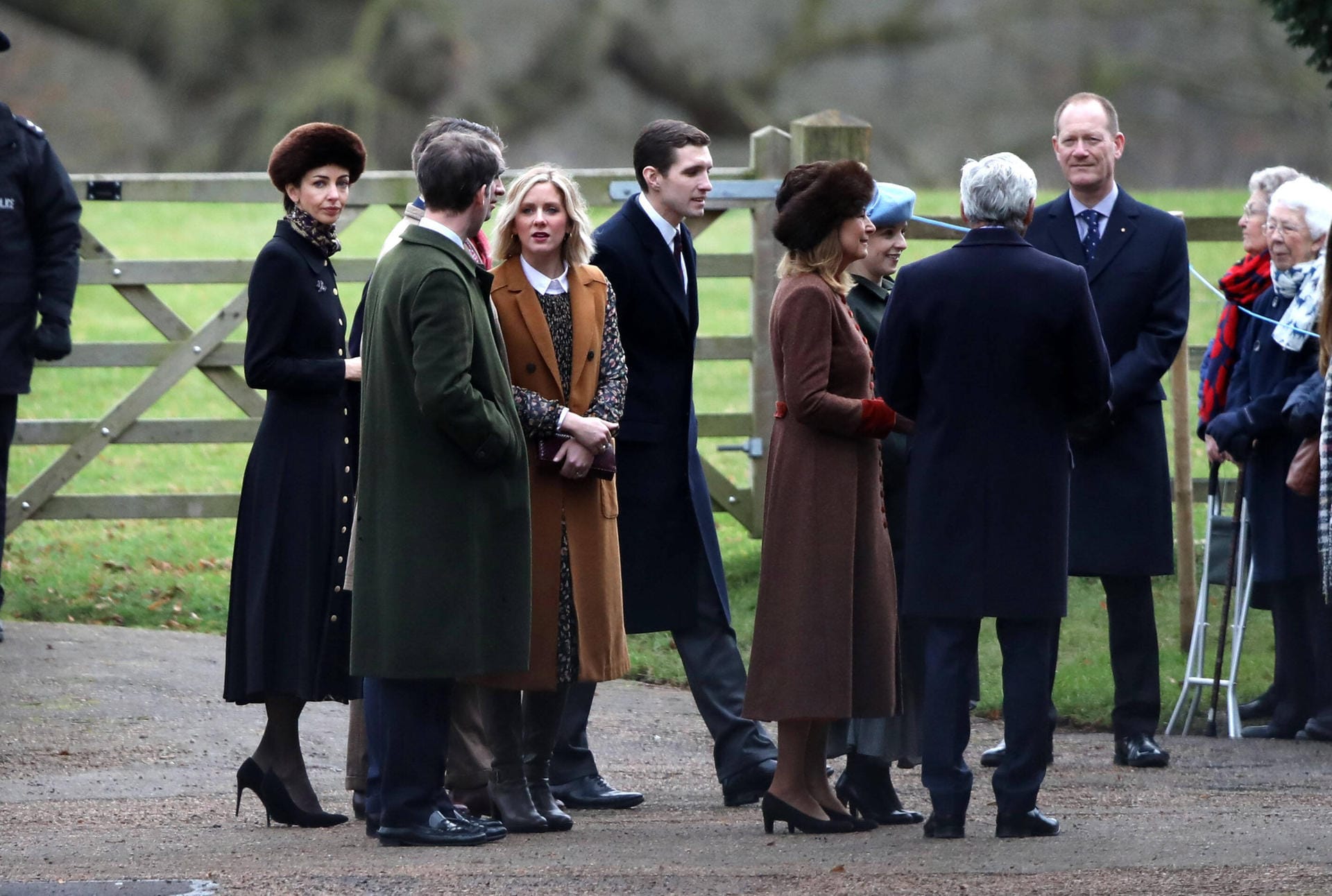Unter den Gästen von Kate waren auch die Marquise von Cholmondeley (links) und Kates Mutter Carole Middleton (weiter rechts im braunen Mantel).