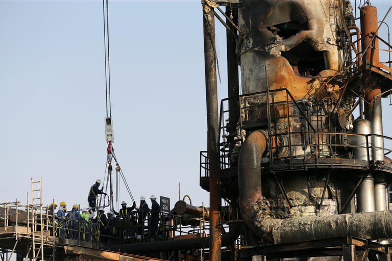 Mitte/Ende September 2019: Mehrere Raketen und Drohnen treffen zwei der wichtigsten Ölanlagen des US-Verbündeten Saudi-Arabien. Die USA – und später auch Deutschland, Frankreich und Großbritannien – machen den Iran verantwortlich. Der weist die Anschuldigungen zurück. Rund zwei Wochen später schicken die USA etwa 200 Soldaten nach Saudi-Arabien.