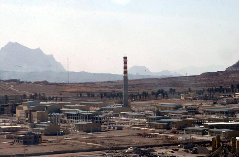 5./6. November 2019: Dr Komplex zur Urananreicherung in Isfahan. Der Iran wendet sich mit einem offenen Verstoß weiter vom Atomabkommen ab. Die iranische Atomorganisation teilt mit, dass 2.000 Kilogramm Urangas befördert worden seien.