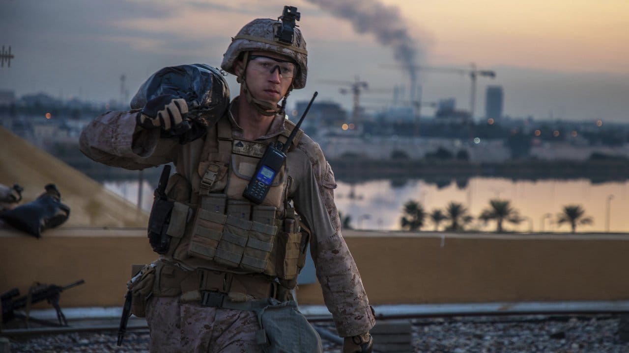 Verstärkung an der US-Botschaft in Bagdad: Ein Mitglied der US-Marines trägt einen Sandsack.