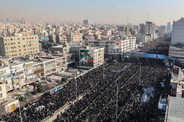 6. Januar 2020: Hunderttausende Iraner nehmen in der Hauptstadt Teheran an der Trauerzeremonie für Ghassem Soleimani teil. Soleimanis Tochter warnte vor einem "schwarzen Tag" für die USA.