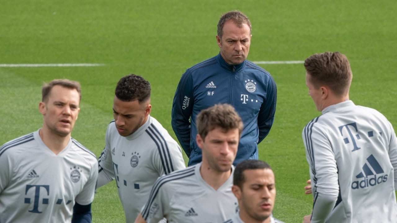 Für Bayern-Coach Hansi Flick (hinten) ist Neuer noch immer der "weltbeste Torhüter".