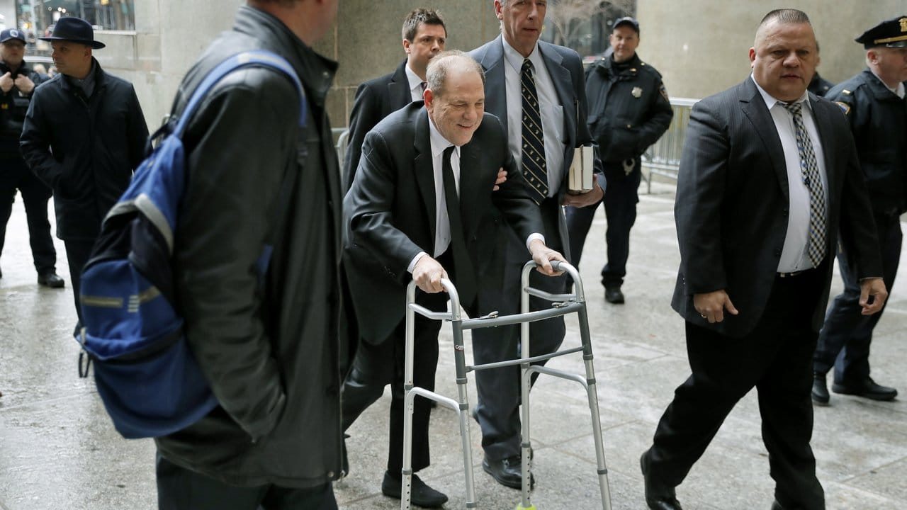 Harvey Weinstein kommt mit einer Gehhilfe am Obersten Gericht des Bundesstaates New York in Manhattan an.