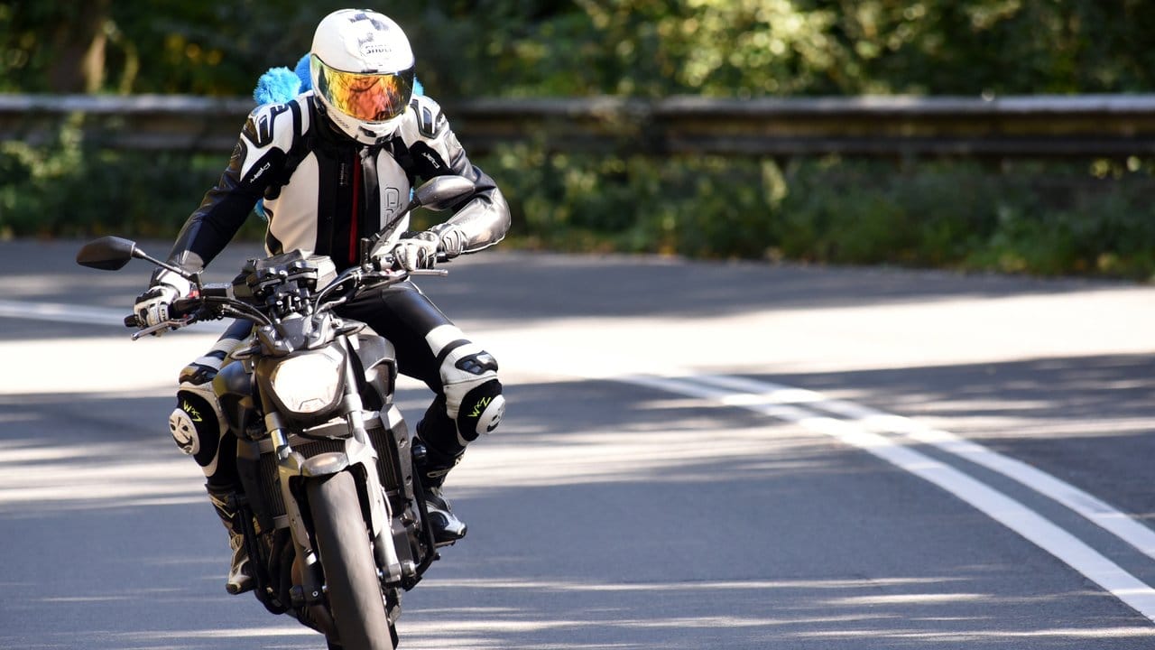 Damit es zum Saisonstart im Frühjahr wieder so sportlich aussieht, sollten Biker in der Winterpause ihre Form und Beweglichkeit trainieren. Damit es zum Saisonstart im Frühjahr wieder so sportlich aussieht, sollten Biker in der Winterpause ihre Form und Beweglichkeit trainieren.