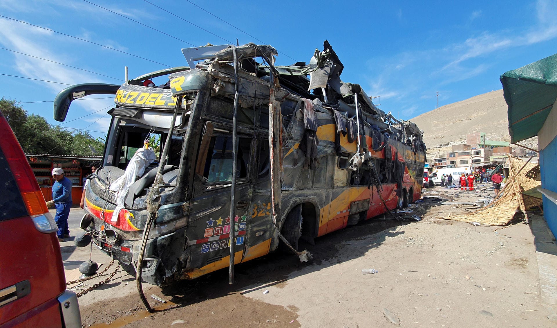 Das Wrack des Busses: 16 Menschen starben bei dem schweren Unfall.