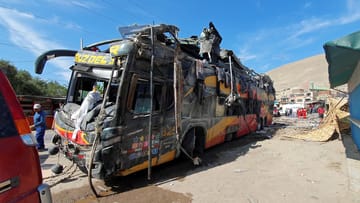 Das Wrack des Busses: 16 Menschen starben bei dem schweren Unfall.
