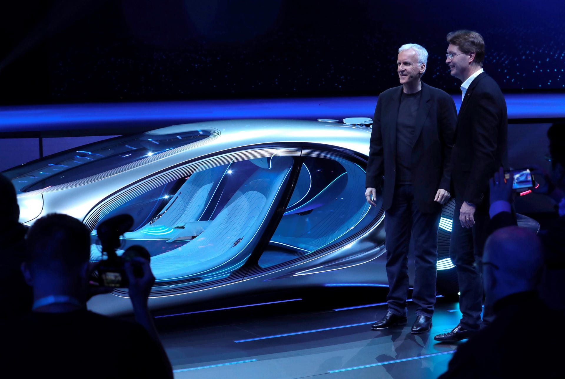 Regisseur James Cameron (links) und Ola Kallenius, Vorsitzender der Daimler und Mercedes-Benz AG, neben dem "Vision AVTR".