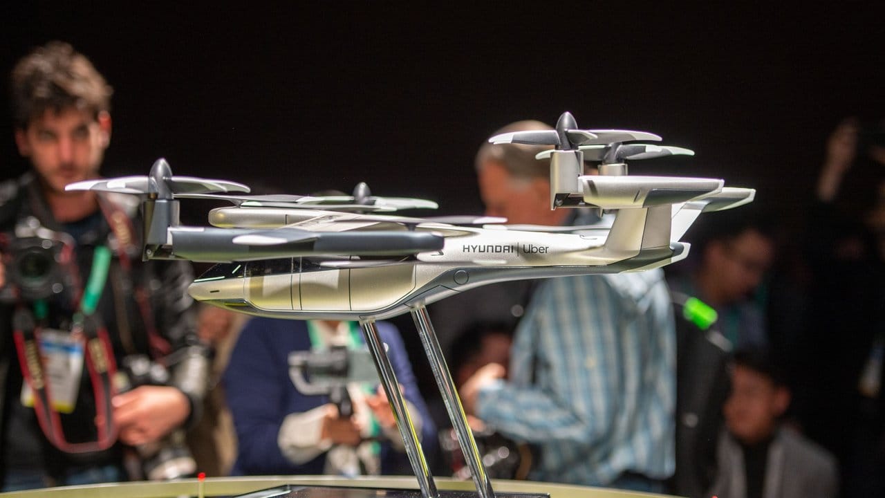 Hyundai präsentiert ein Modell des geplanten Lufttaxis. Hyundai präsentiert ein Modell des geplanten Lufttaxis.