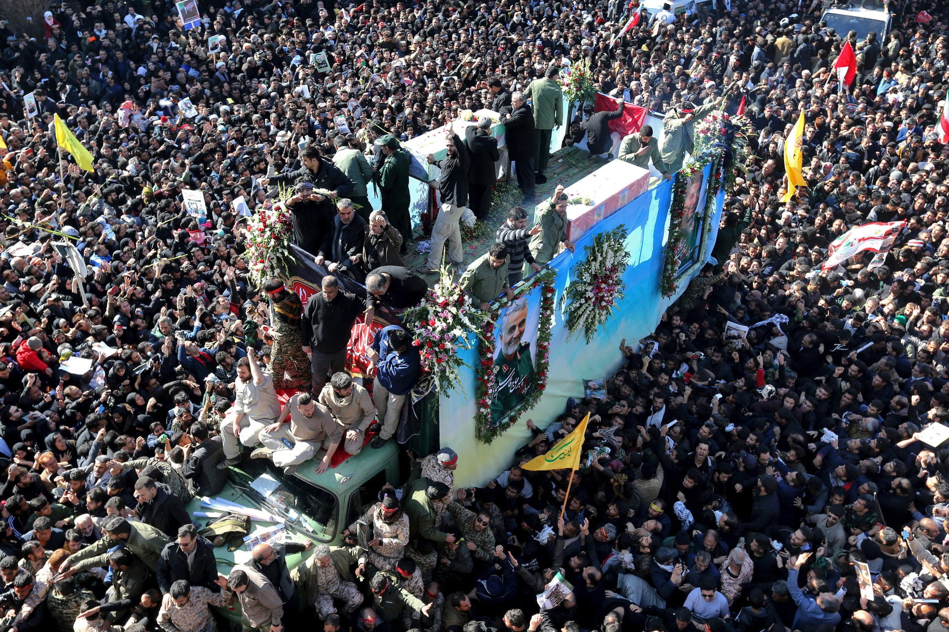 Die Särge des iranischen Generals und weiterer seiner Kameraden wurden auf einem Lkw durch die Menschenmassen transportiert.