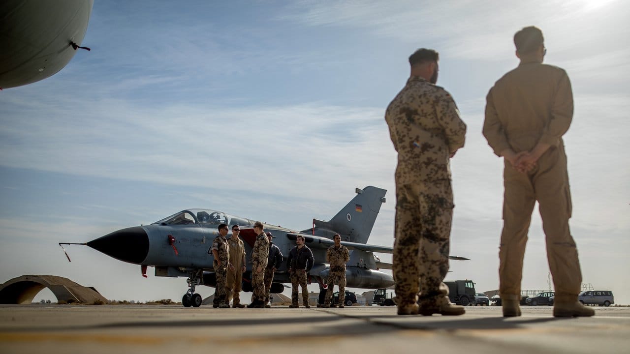 Vom Luftwaffenstützpunkt Al-Asrak in Jordanien starten Tornado-Aufklärungsflugzeuge. Vom Luftwaffenstützpunkt Al-Asrak in Jordanien starten Tornado-Aufklärungsflugzeuge.
