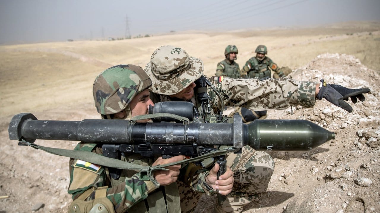 Die Bundeswehr bildet im Nordirak kurdische Peschmerga aus - dieser Einsatz geht vorerst weiter. Die Bundeswehr bildet im Nordirak kurdische Peschmerga aus - dieser Einsatz geht vorerst weiter.