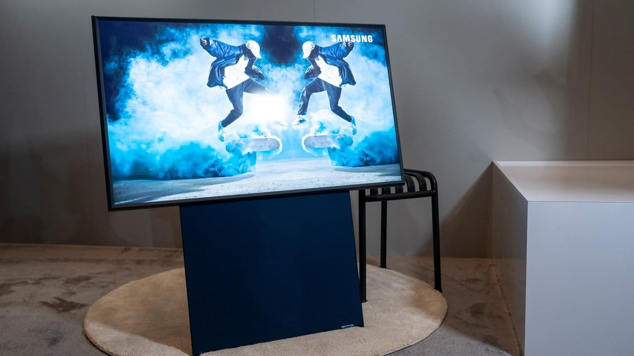 Im Querformat wirkt Samsungs The Sero wie ein recht normaler Fernseher mit Lautsprecher im Standfuß.