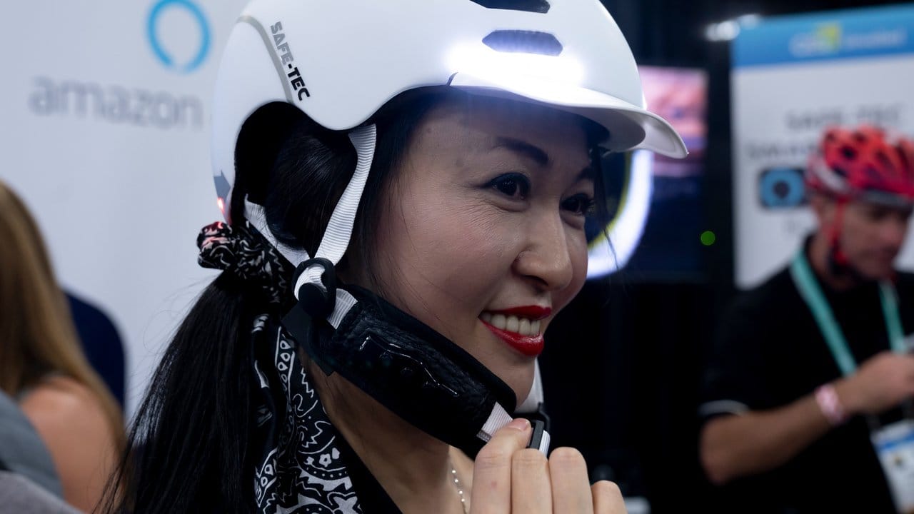 "Alexa, wie geht der Weg weiter?" Der vernetzte Helm von Safe-Tec hört durch ein Mikrofon im Kinnriemen aufs Wort und verbindet mit Amazons Alexa.