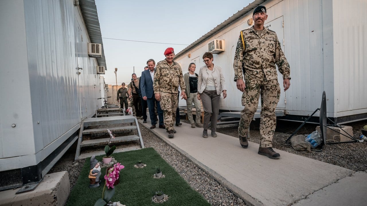 Das Camp Tadschi in Bagdad im August 2019 bei einem Besuch von Verteidigungsministerin Annegret Kramp-Karrenbauer. Das Camp Tadschi in Bagdad im August 2019 bei einem Besuch von Verteidigungsministerin Annegret Kramp-Karrenbauer.