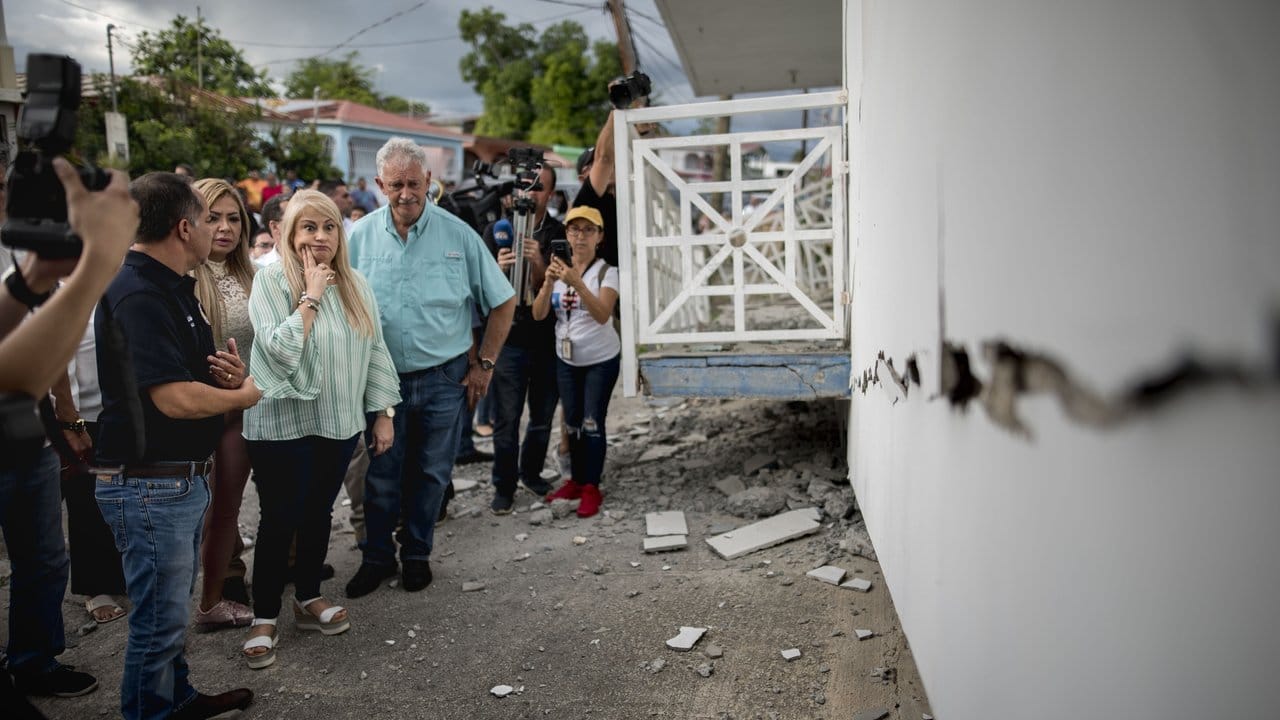 Gouverneurin Wanda Vazquez inspiziert ein vom Erdbeben beschädigtes Haus in Guanica.