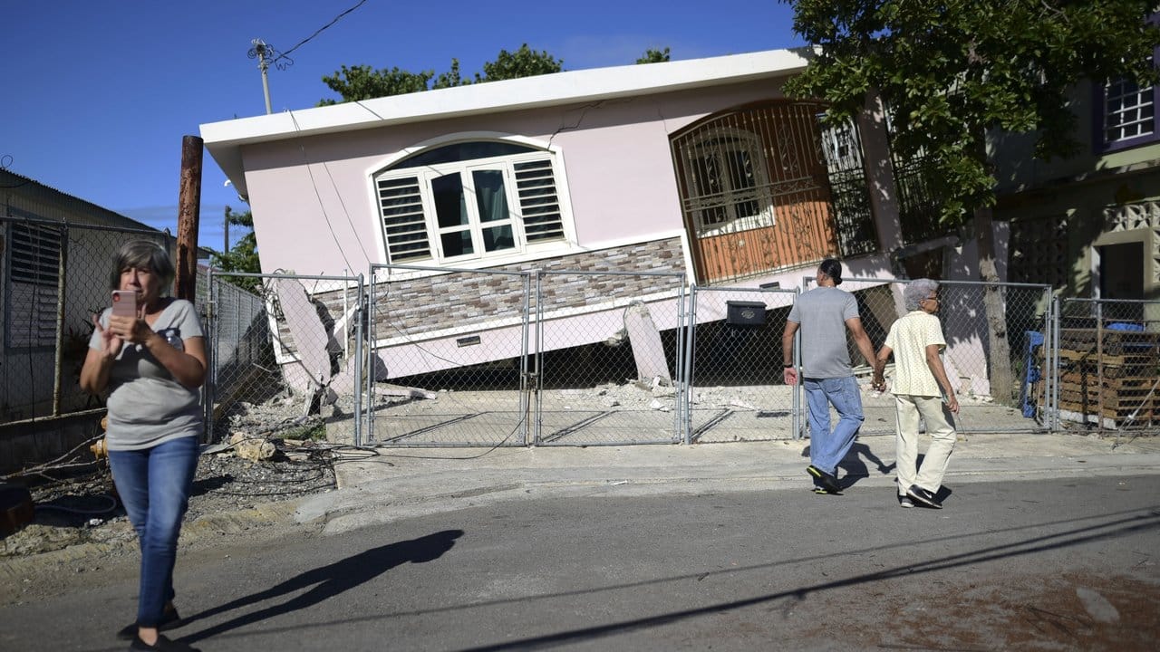 Obdachlos: Bewohner vor einem Haus, das nach dem Erdbeben in Guanica teilweise eingestürzt ist.
