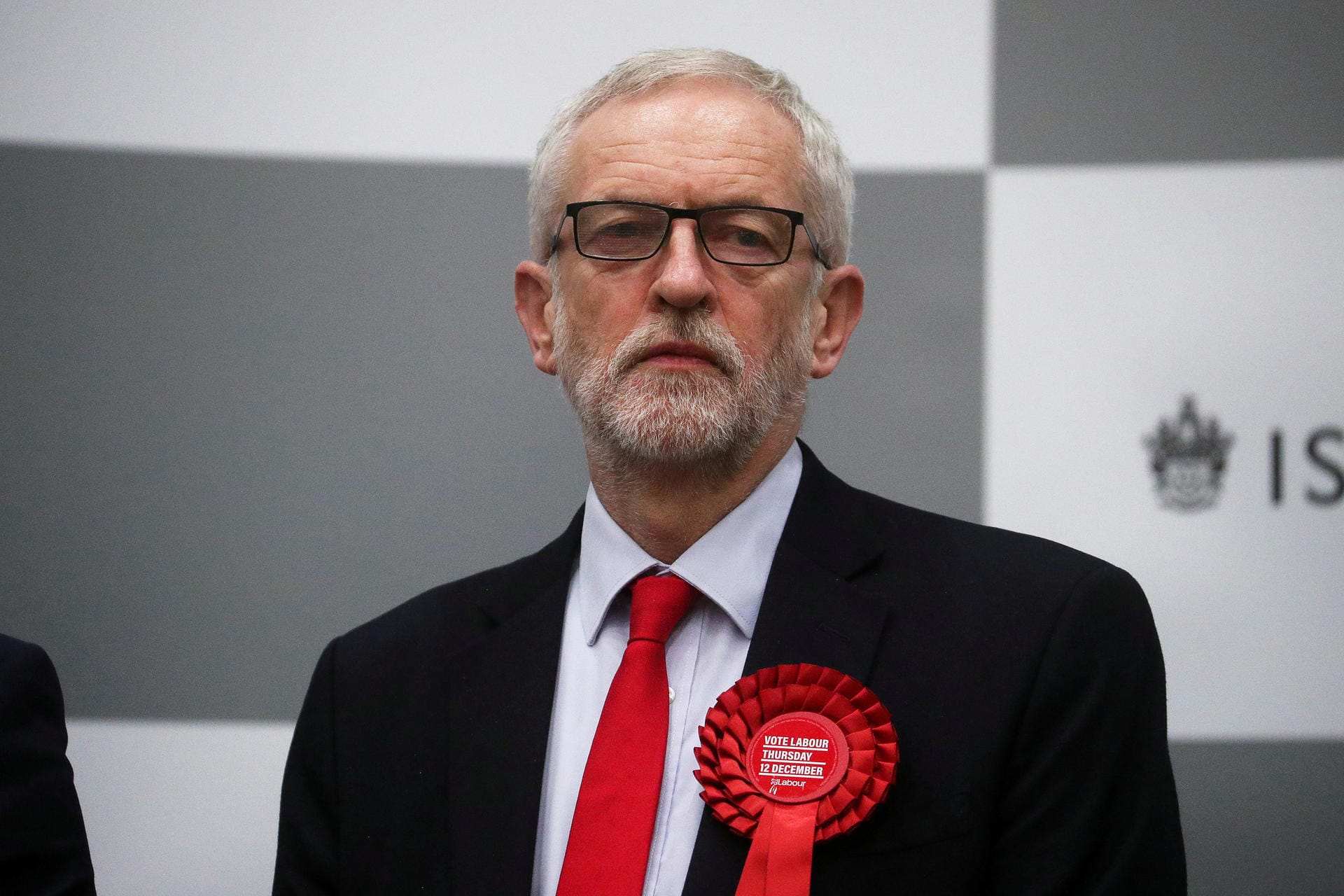 Johnsons Konkurrent Jeremy Corbyn erlebt dagegen eine historische Wahlpleite. Labour verliert 59 Abgeordnetensitze im Parlament. Corbyn kündigt seinen Rücktritt an, will aber, bis ein Nachfolger gefunden ist, im Amt bleiben.