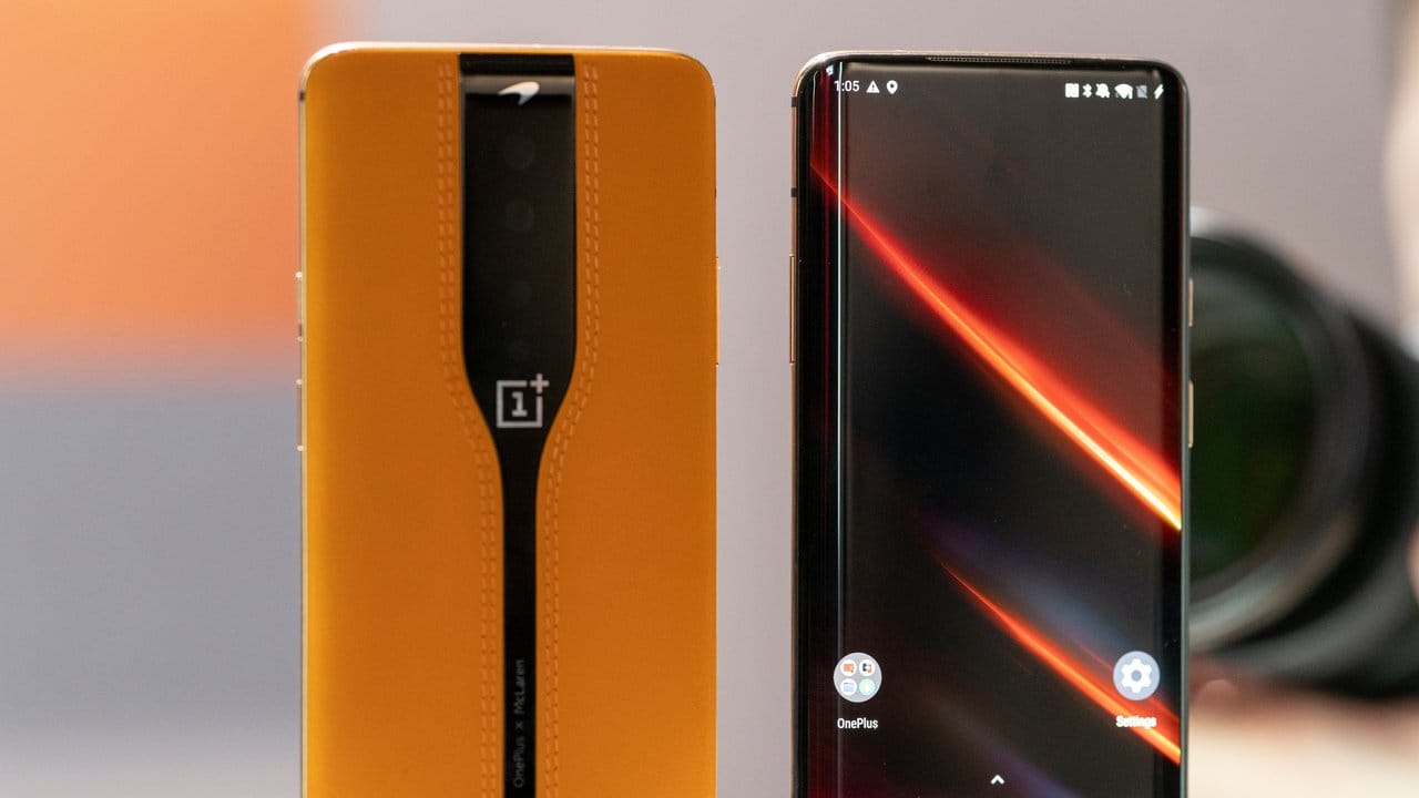Die Smartphone-Studie Concept One von OnePlus versteckt ihre Kameralinsen hinter tönbarem Spezialglas (links).