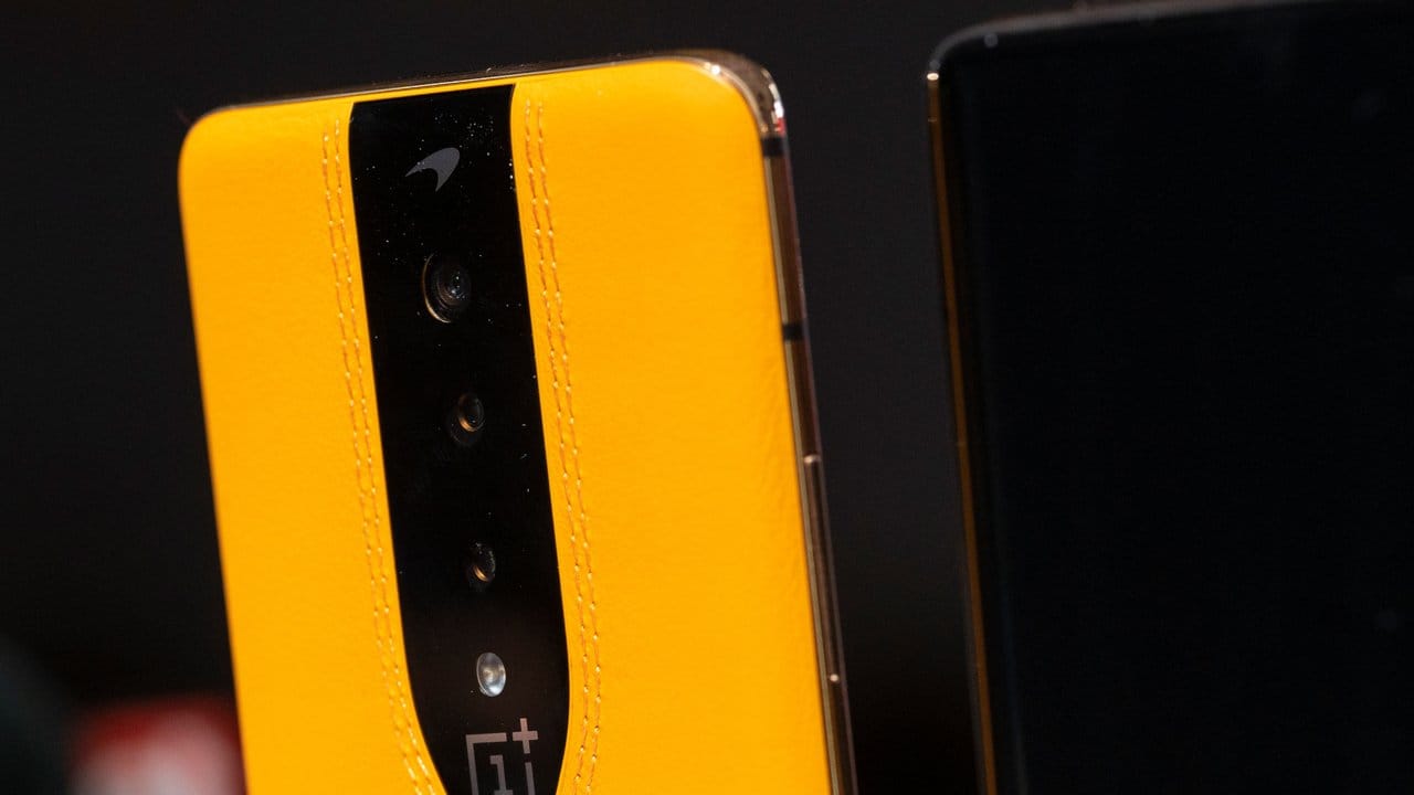 Wenn die Kameras des Smartphones Concept One von OnePlus aktiviert sind, schaltet sich die Glasabdeckung transparent.