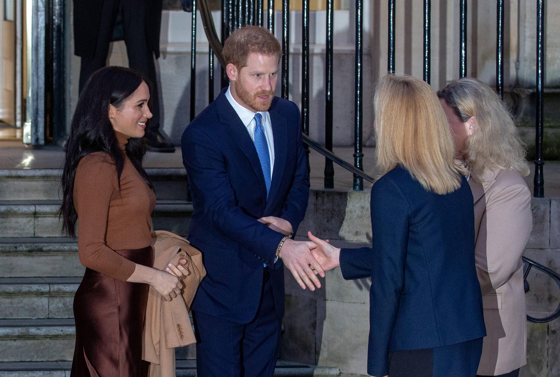 Prinz Harry wählte einen dunkelblauen Anzug mit hellblauer Krawatte.