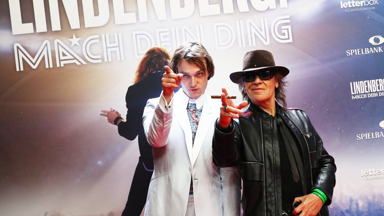 Schauspieler Jan Bülow (l) und Udo Lindenberg bei der Premiere in Hamburg.