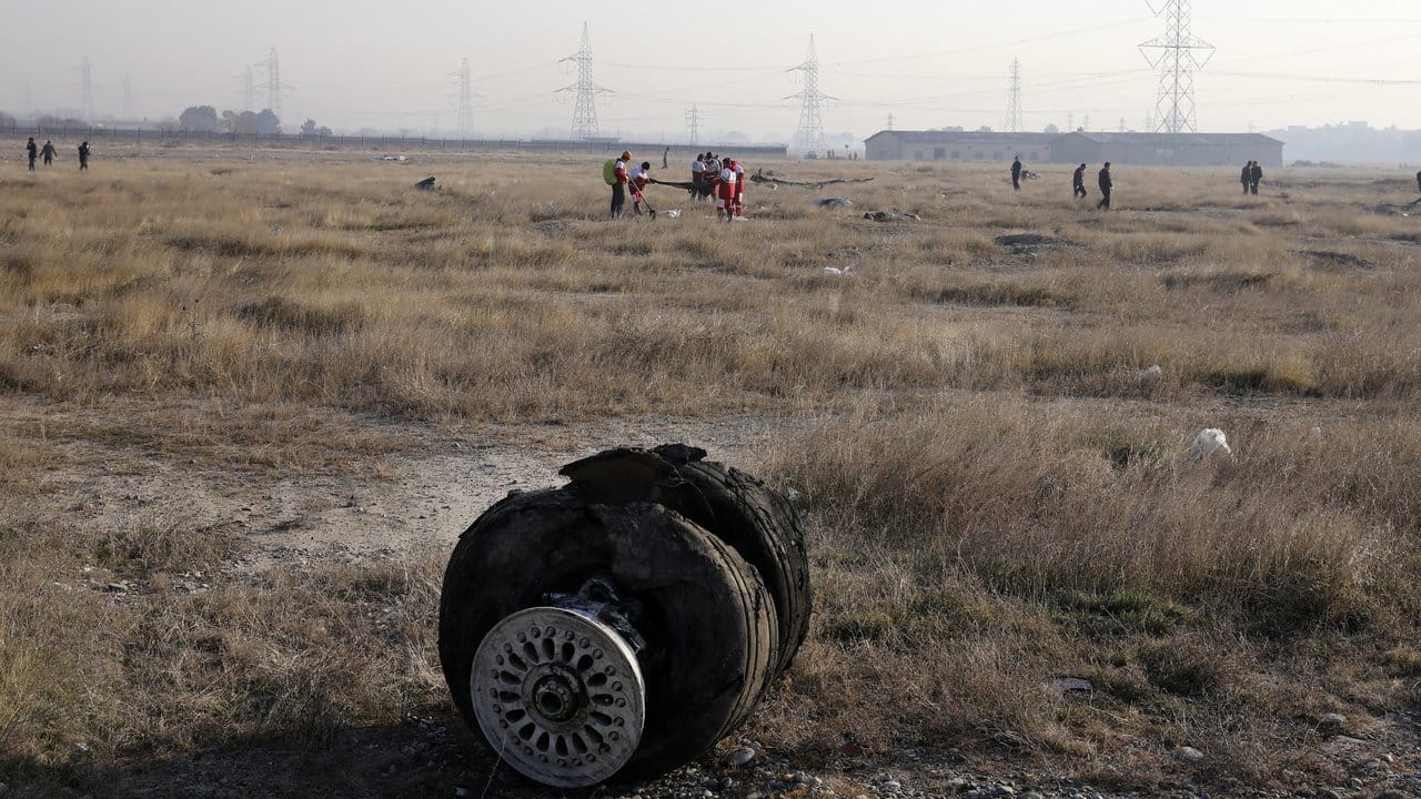 Trümmer des Flugzeugs liegen auf einem Feld südwestlich von Teheran.