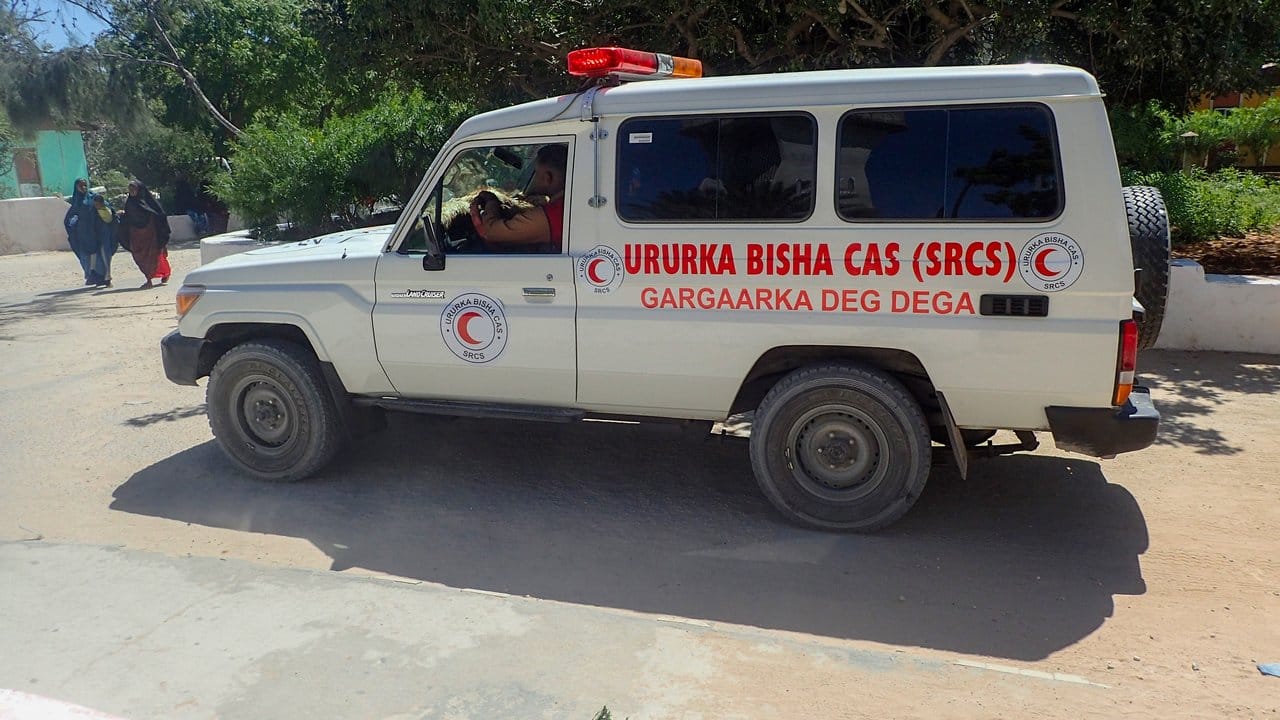 Eine Ambulanz auf dem Weg ins Krankenhaus: Somalias Hauptstadt wird immer wieder von verheerenden Bombenanschlägen getroffen.