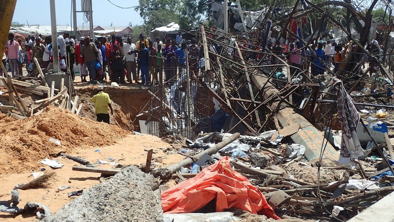 Schon vor einer Woche hatte es in Mogadischu einen verheerenden Sprengstoffanschlag gegeben - die Polizei sprach in einer vorläufigen Opferbilanz von knapp 100 Toten.