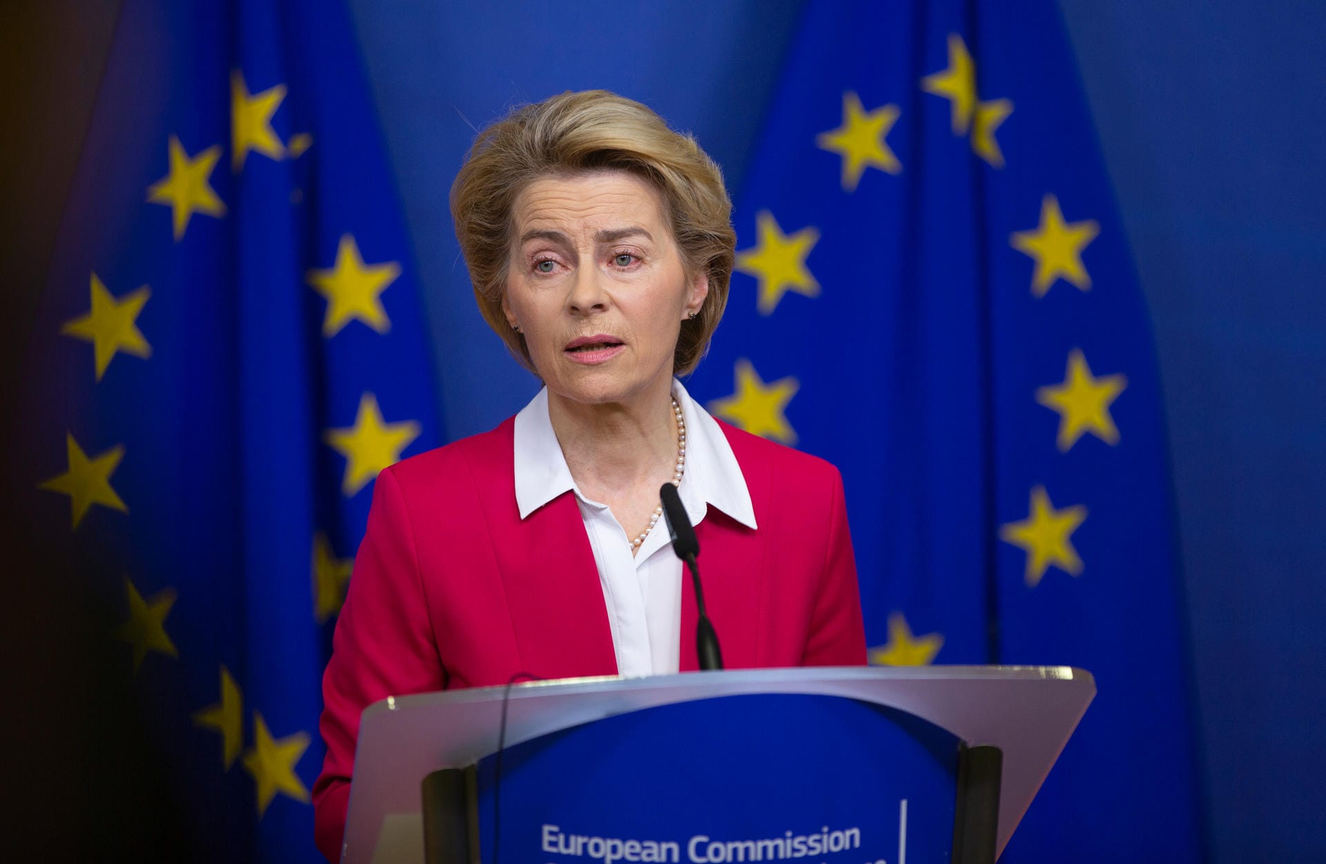 EU-Kommissionspräsidentin Ursula von der Leyen hat zu einem Ende der Gewalt aufgerufen. "Der Gebrauch von Waffen muss jetzt aufhören, um Raum für Dialog zu schaffen", sagte sie am Mittwoch nach einer Sondersitzung der EU-Kommission zur Irankrise. Alle seien dazu aufgerufen, Gespräche wieder aufleben zu lassen. "Und davon kann es nicht genug geben." Die EU könne dabei auf ihre ganz eigene Weise beitragen. "Die aktuelle Krise betrifft nicht nur die Region, sondern uns alle."
