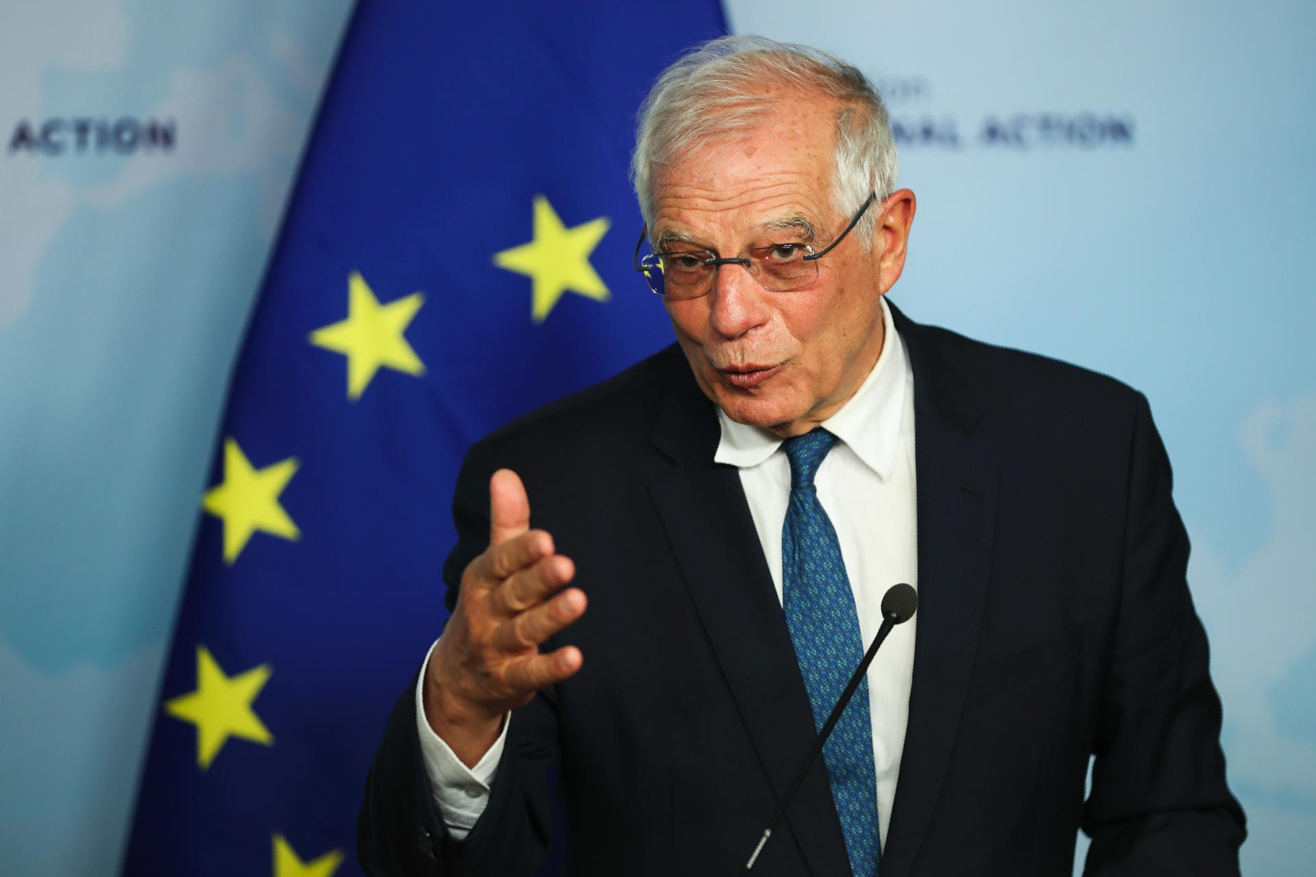Der EU-Außenbeauftragte Josep Borrell hat den iranischen Vergeltungsangriff auf US-Soldaten im Irak als "weiteres Beispiel der Eskalation und wachsender Konfrontation" bezeichnet. Es sei in niemandes Interesse, die Gewalt weiter zu steigern, sagte Borrell am Mittwoch in Brüssel. Die EU-Außenminister würden am Freitag bei einem Sondertreffen darüber beraten, was die Staatengemeinschaft tun kann, um die Region kurz-, mittel- und langfristig zu stabilisieren.