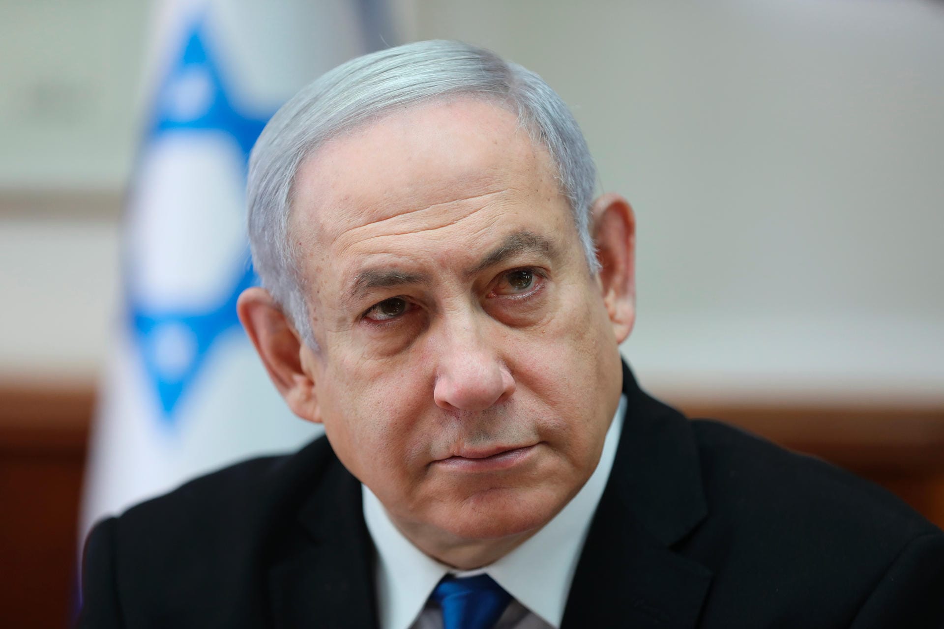 Israels Regierungschef Benjamin Netanjahu (Archivbild) hat dem Iran im Falle eines Angriffs auf israelische Ziele mit einem "gewaltigen Gegenschlag" gedroht. "Jeder, der uns angreift, wird einen gewaltigen Gegenschlag erhalten", sagte Netanjahu am Mittwoch auf einer Konferenz in Jerusalem. Die iranischen Revolutionsgarden hatten zuvor mit Angriffen gegen Israel und auf mit den USA "verbündete Regierungen" gedroht.