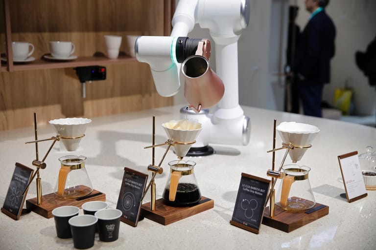 Der Barista-Roboter CLOi CoBot von LG bereitet auf der CES Kaffee zu. Im Vorjahr hatte der Elektronikkonzern eine Maschine vorgestellt, mit der Nutzer zu Hause ihr eigenes Bier brauen können. Die Zutaten werden in einer Kapsel geliefert, ähnlich wie bei Kaffeeautomaten.