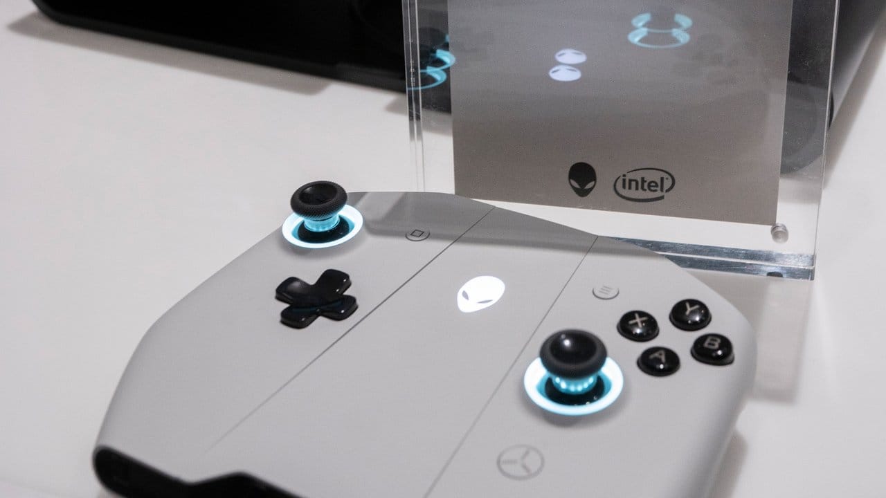 Das Concept UFO von Alienware lässt sich mobil oder - mit abgenommenen Controllern - im Dock als Spielkonsole nutzen.