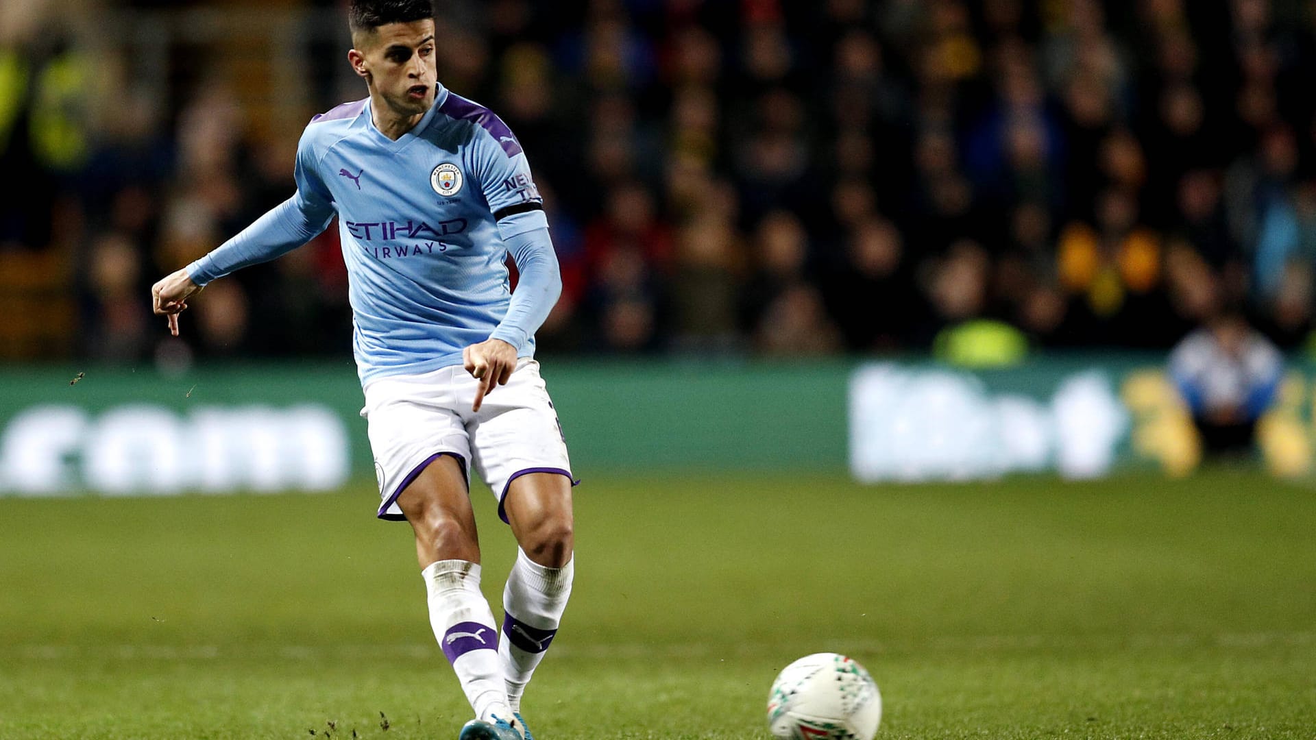 Die Bayern suchen Verstärkung für die Position hinten rechts in der Abwehr. Wie die "Bild" MItte Dezember berichtet, sollen sie Manchester City wegen Joao Cancelo kontaktiert haben. Der Portugiese hat hinter Stammkraft Kyle Walker derzeit kaum Einsatzzeit und soll verliehen werden. Da Guardiola nicht mehr auf ihn setzt, könnte auch ein Verkauf des Spielers in Frage kommen.