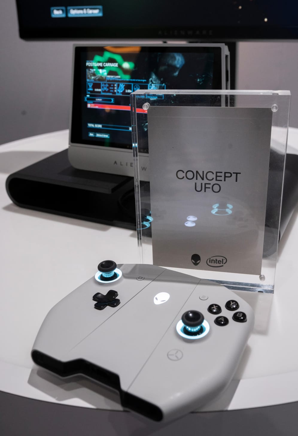 Das Concept UFO von Alienware lässt sich mobil oder – mit abgenommenen Controllern – im Dock als Spielkonsole nutzen. Momentan handelt es sich noch um eine Studie.